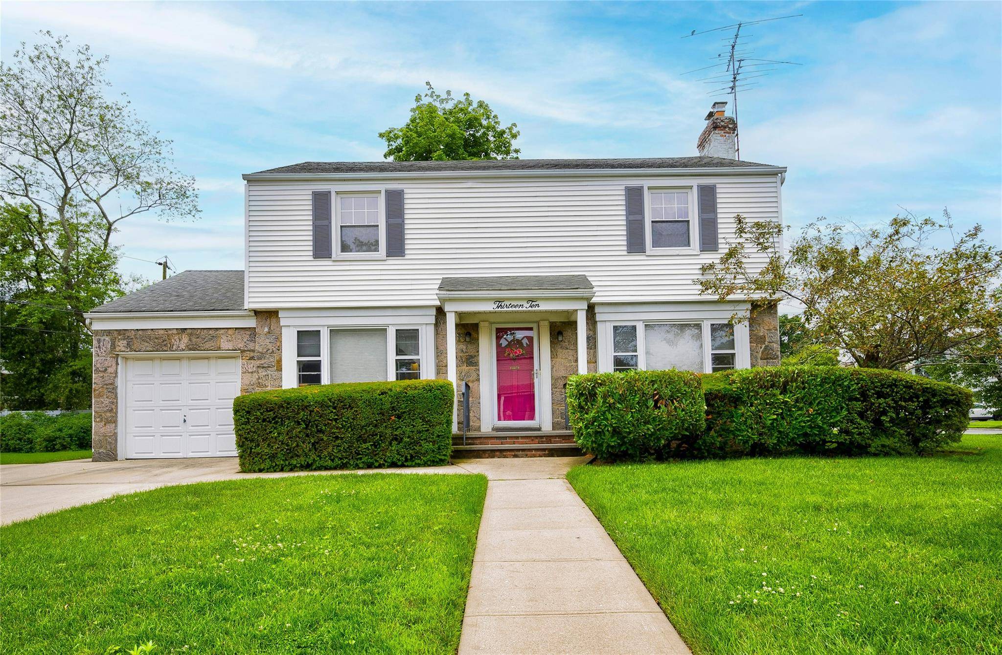 Hurry to Surrey ! Welcome to this 3 bedroom 2.