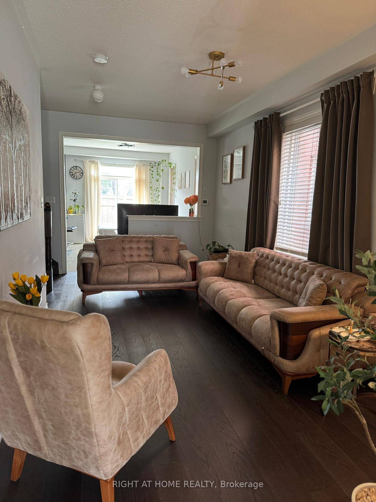 Stunning, Bright amp ; spacious 3 beds, 3 baths, in the highly demanded family friendly prestigious Churchill Meadows community.
