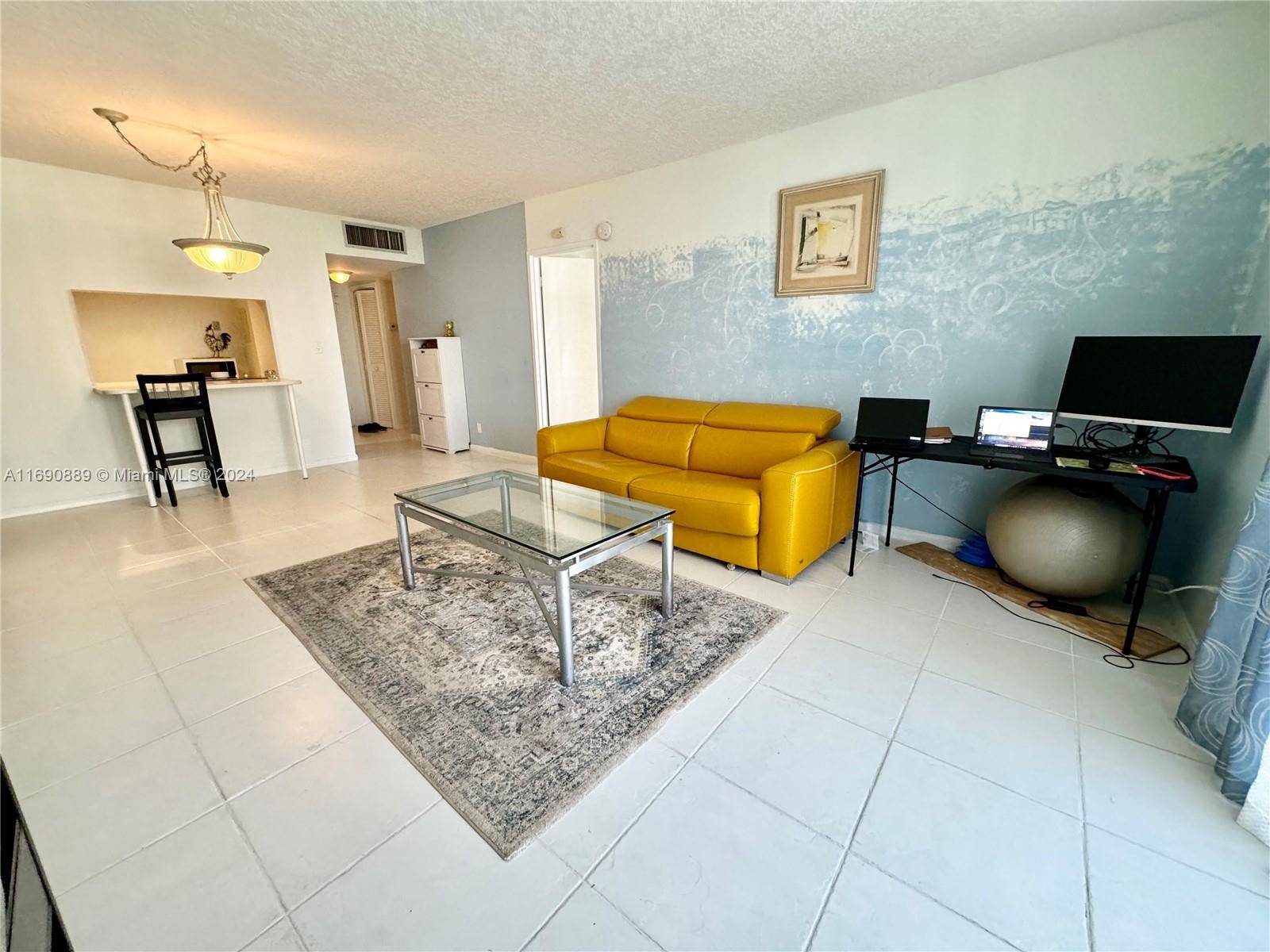 Gorgeous apartment in the one of the most desirable complexes in Hallandale Beach.