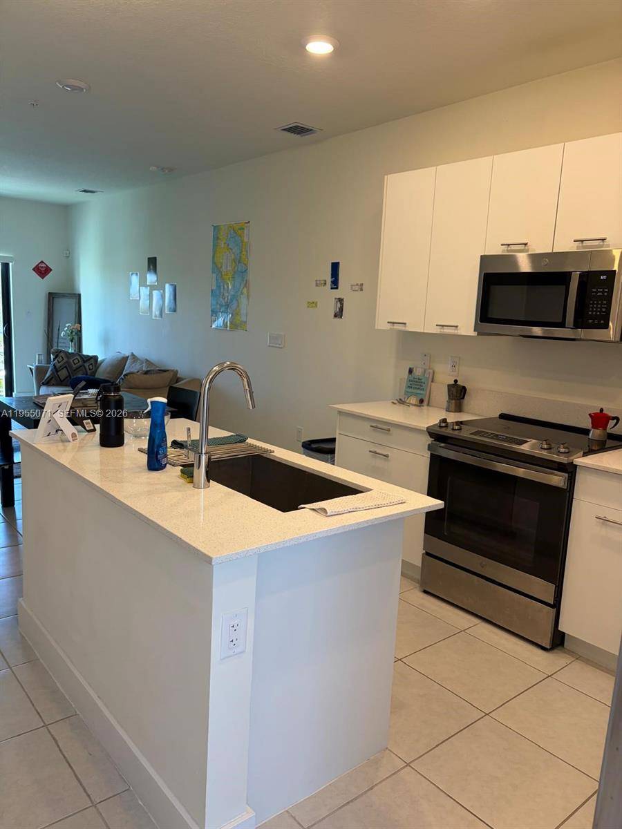 Great Location at Urbana in Downtown Doral 1B 1B, Ceramic floors, spacious kitchen and balcony.
