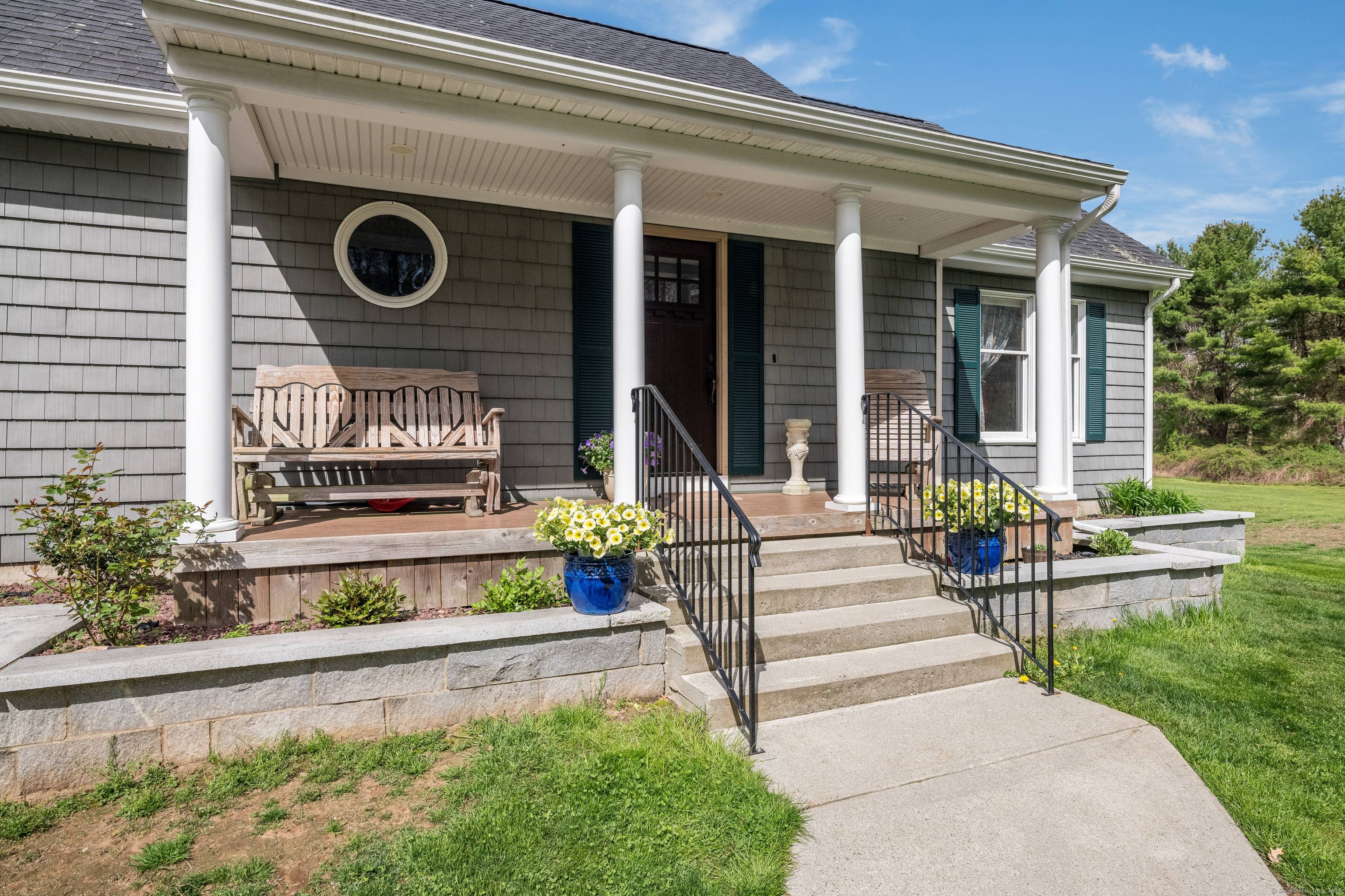 Welcome to this sprawling cape in East Haddam !