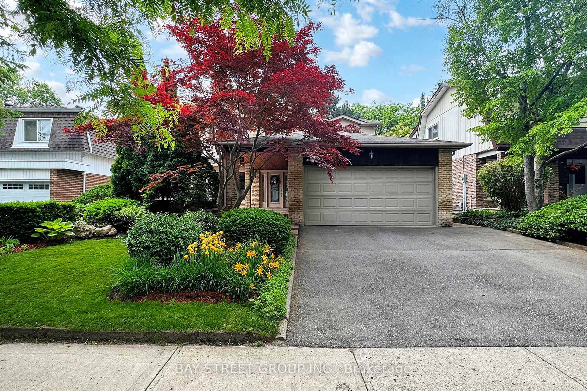 Nested in the sought after German Mills Community, a fantastic opportunity to own this spacious and sun filled 2 storey home with south exposure.