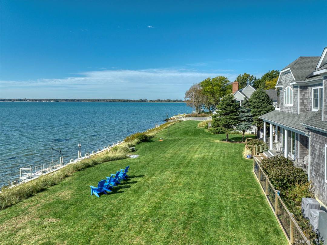 STUNNING BAYFRONT Local Art Filled Home, with Mooring Boat Lovers Welcome, Private BAY Beach and 5 min WALK to VILLAGE !