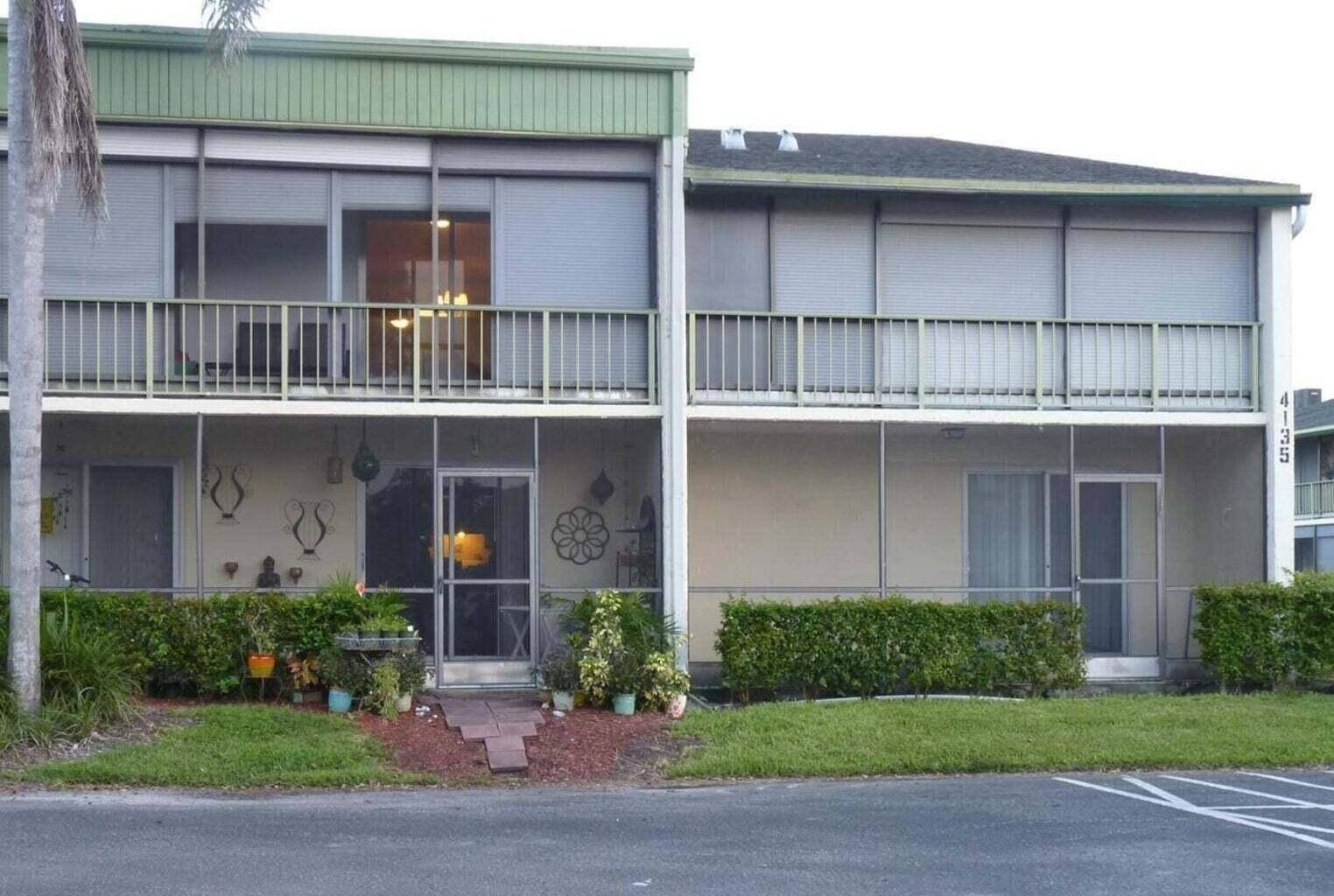 This cozy 2 bedroom, 1 bathroom condo offers 850 sq.