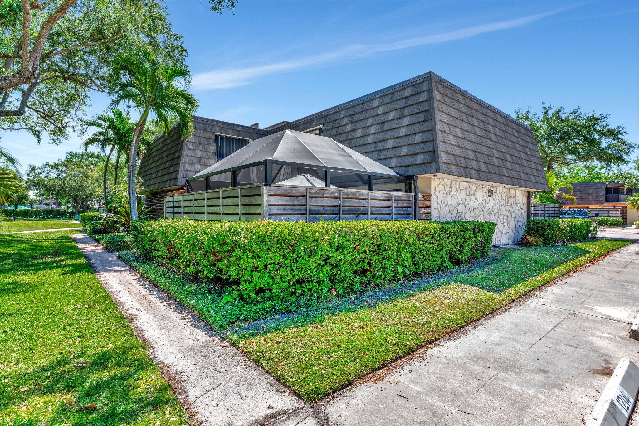 Beautiful 2 Bedroom, 2. 5 Bathroom townhouse located in Sort after Glenwood neighborhood within PGA National Community.