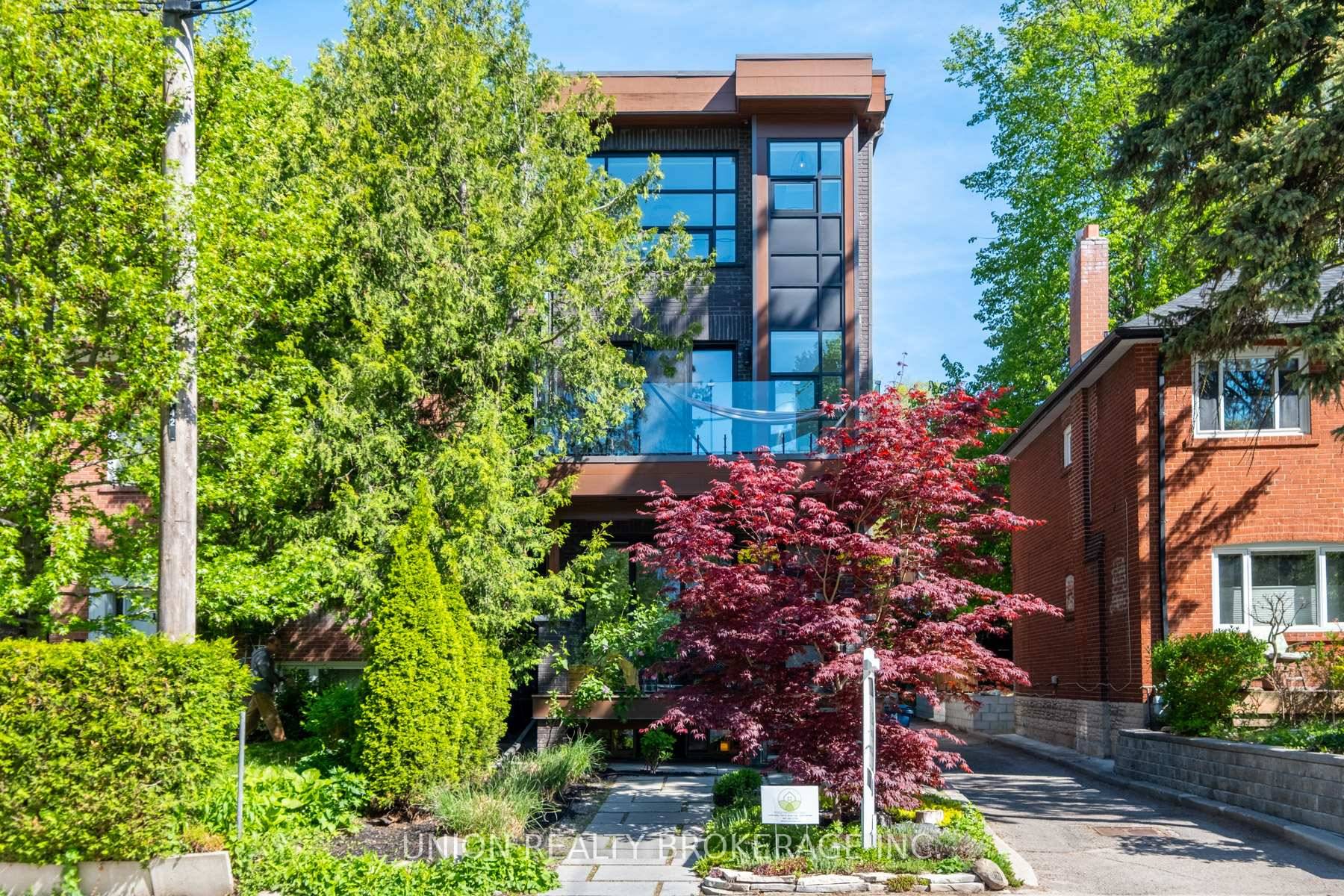 Modern Luxury in the Heart of Leslieville !