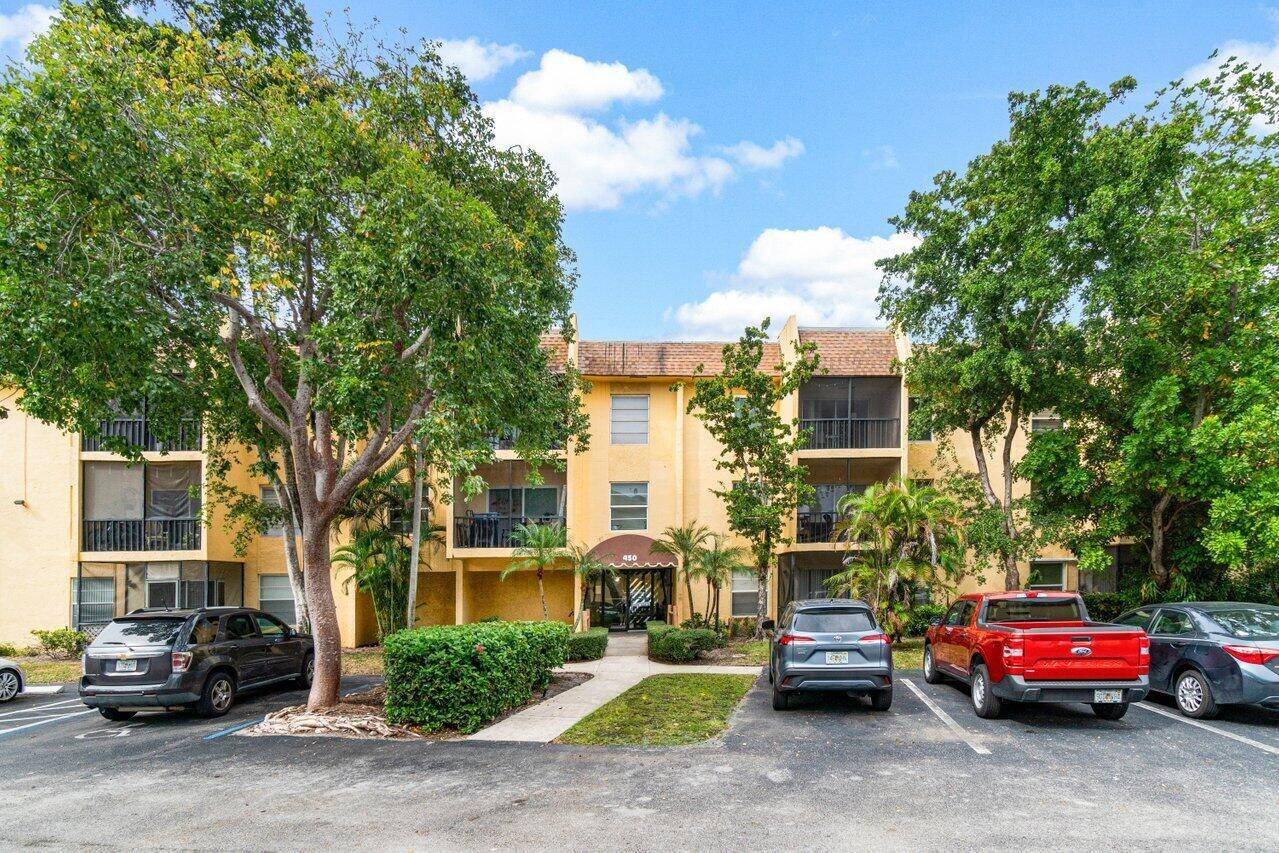 This charming one bedroom, one bathroom unit on the second floor features a screened balcony overlooking the Del Rio Canal.