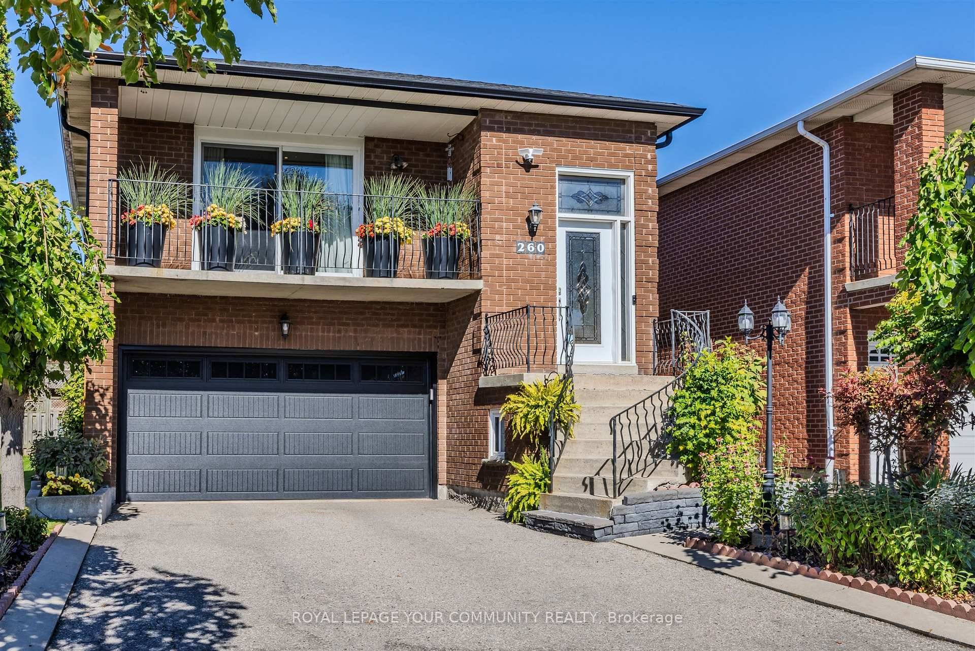 Well maintained 4 level backsplit in the desirable Gates of Maple !