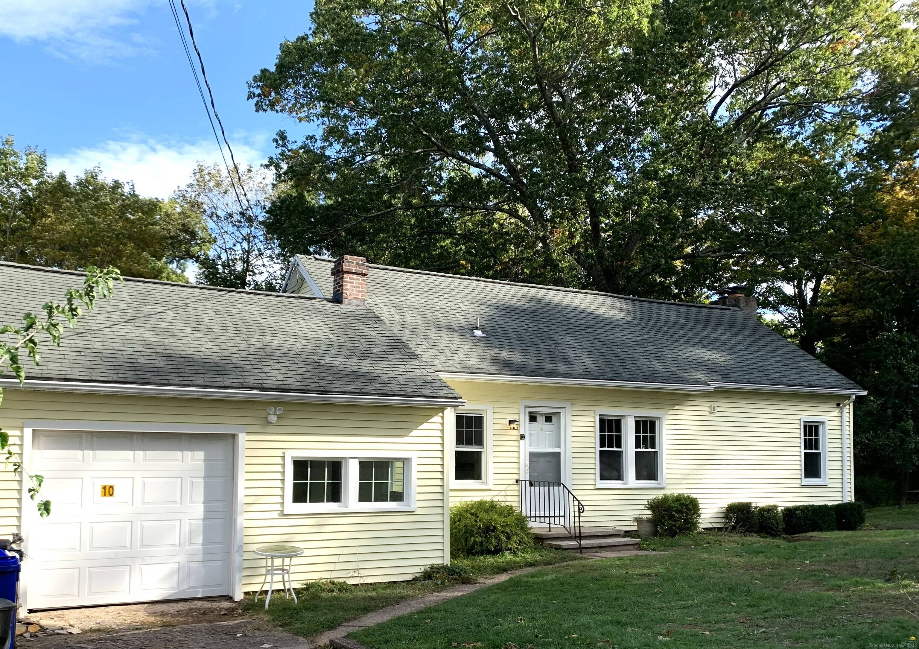 Charming updated Cape Cod just minutes from Branford Center the beach !