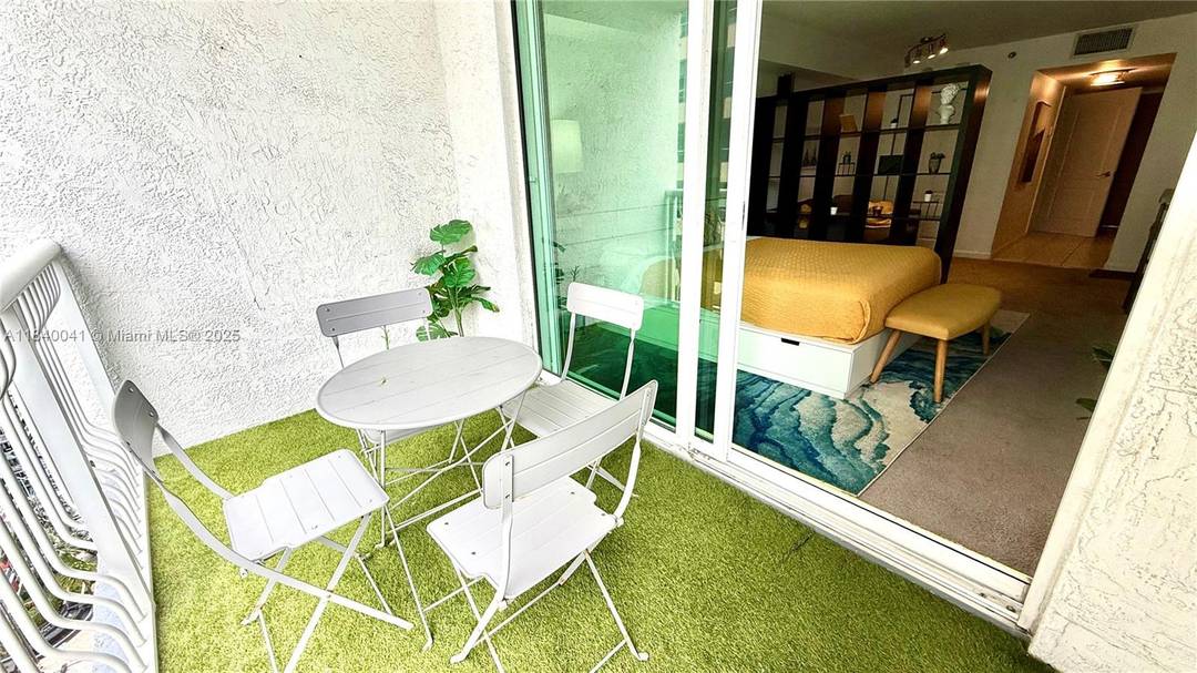 Bright and fully furnished studio currently listed on all short term rental platforms such as Airbnb.