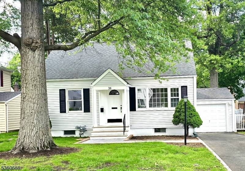 Welcome to this move in ready home in desirable Summit NJ !
