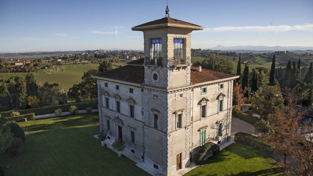 Exclusive real estate with guest villa, Italian garden, park and 18 ha of land with vineyard and olive grove for sale in Tuscany.