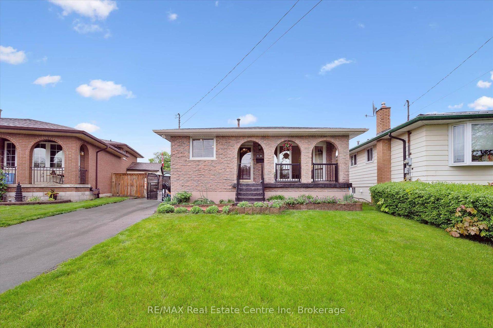 Beautifully updated 3 1 bdrm 4 level backsplit in quiet family friendly court in Hamilton's desirable Templemead neighbourhood !