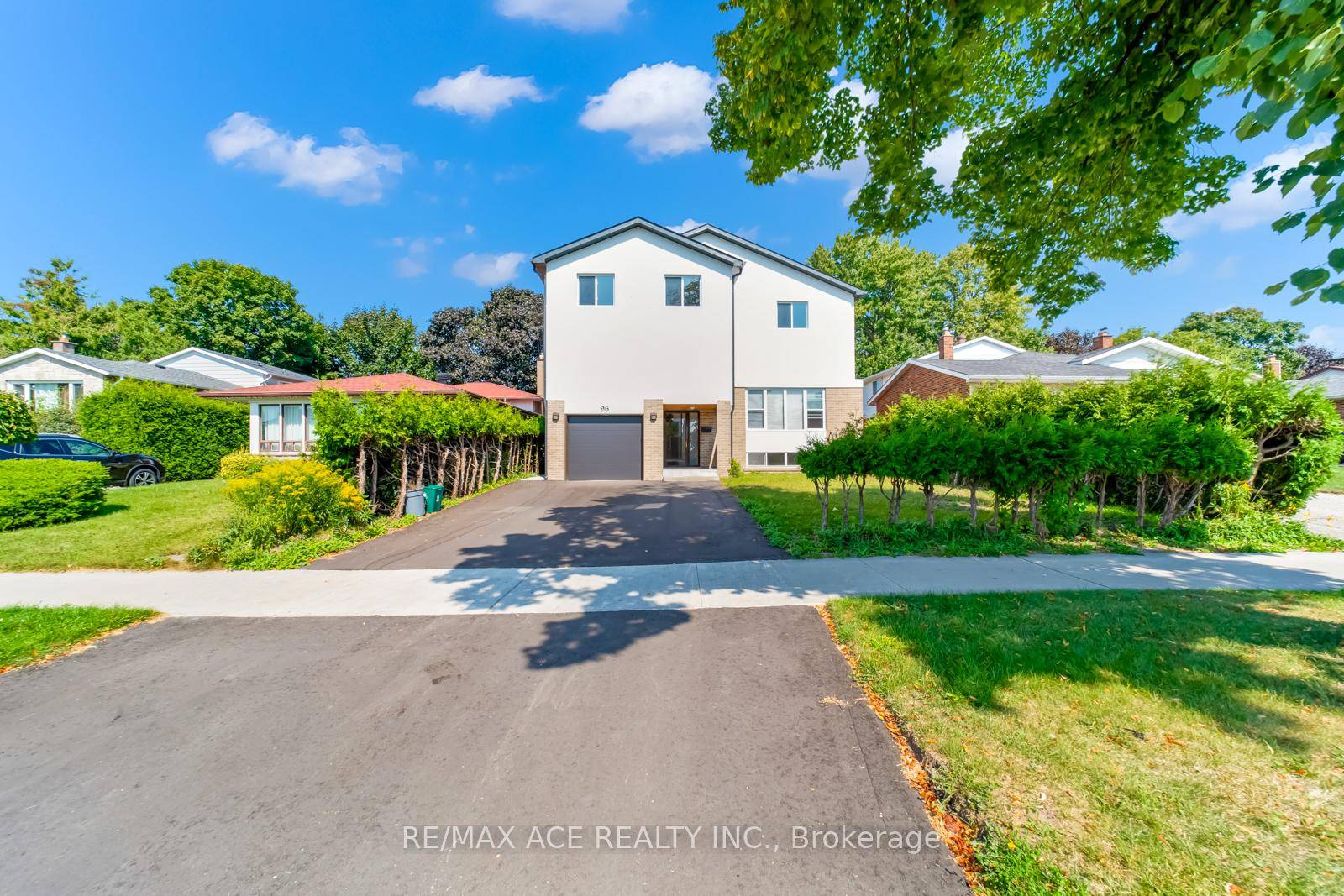 Welcome to 96 Invergordon, a spacious 2 storey detached home in the highly sought after Agincourt area.