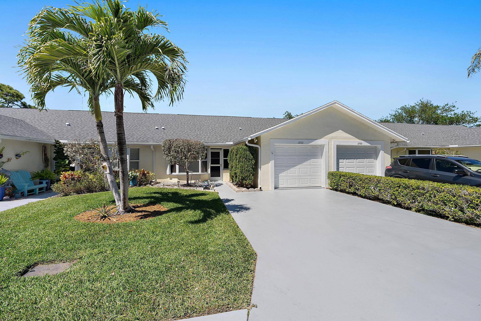 Lovely maintained 2 bed, 2 bath, Villa located in the coveted 55 Sea Pines Community.