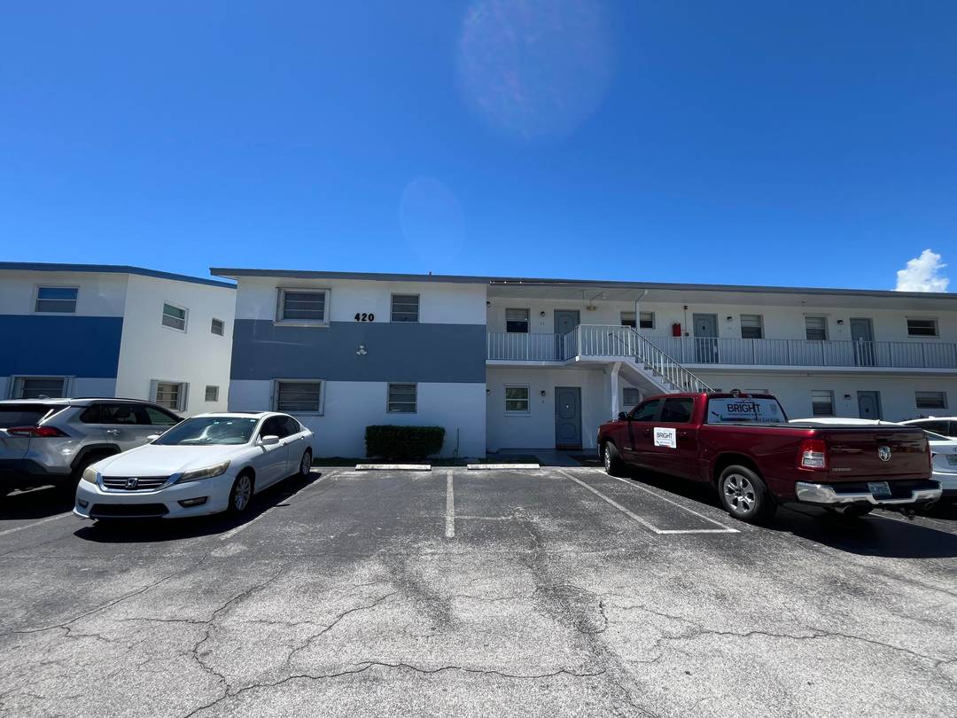 Enjoy the best of coastal living in this charming 1 bedroom, 1 bath condo in Lantana, perfectly situated just minutes from the beach, restaurants, and grocery stores.