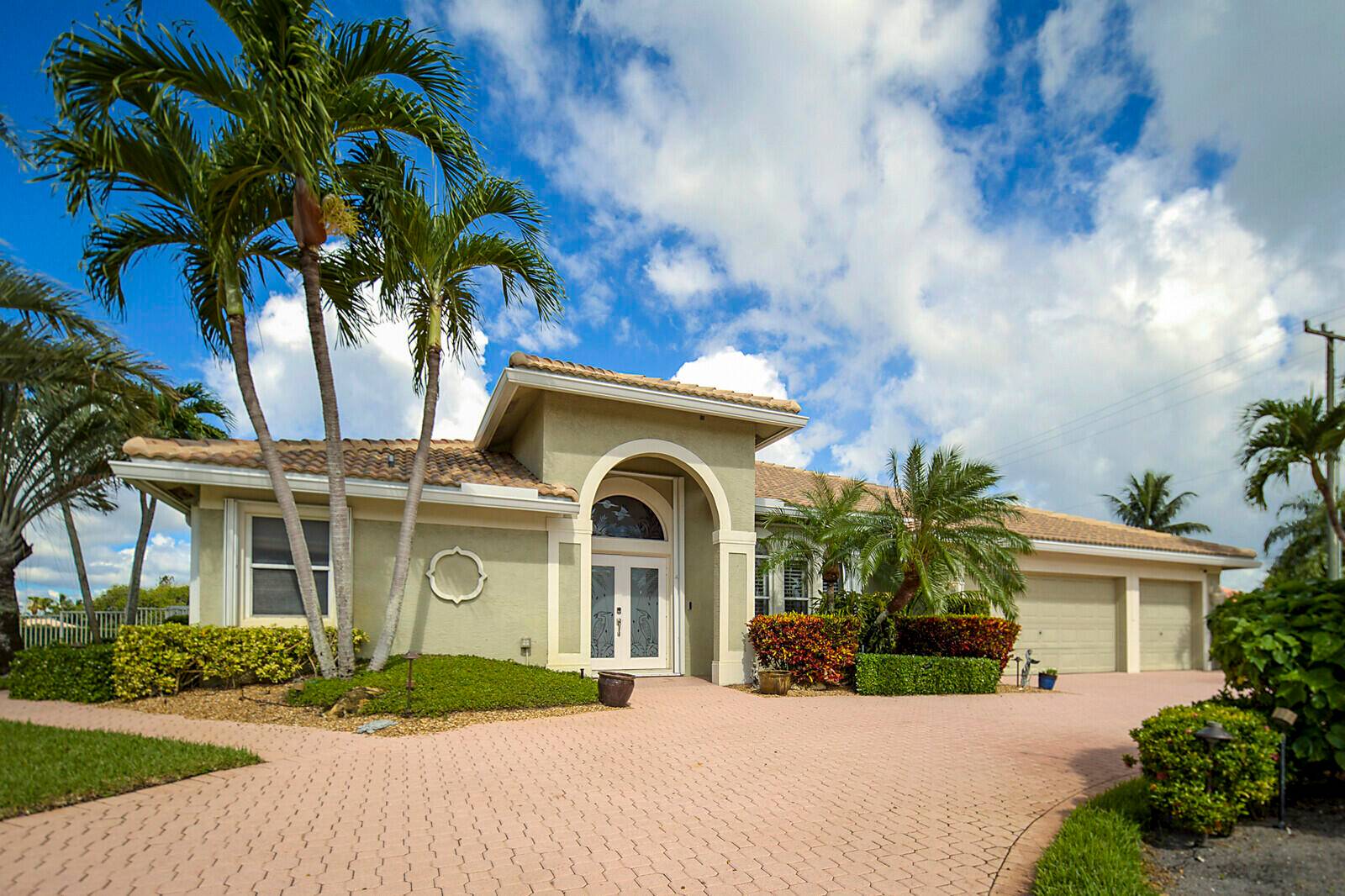Move In Ready Pool Home on Expansive Lot in Cypress Creek !