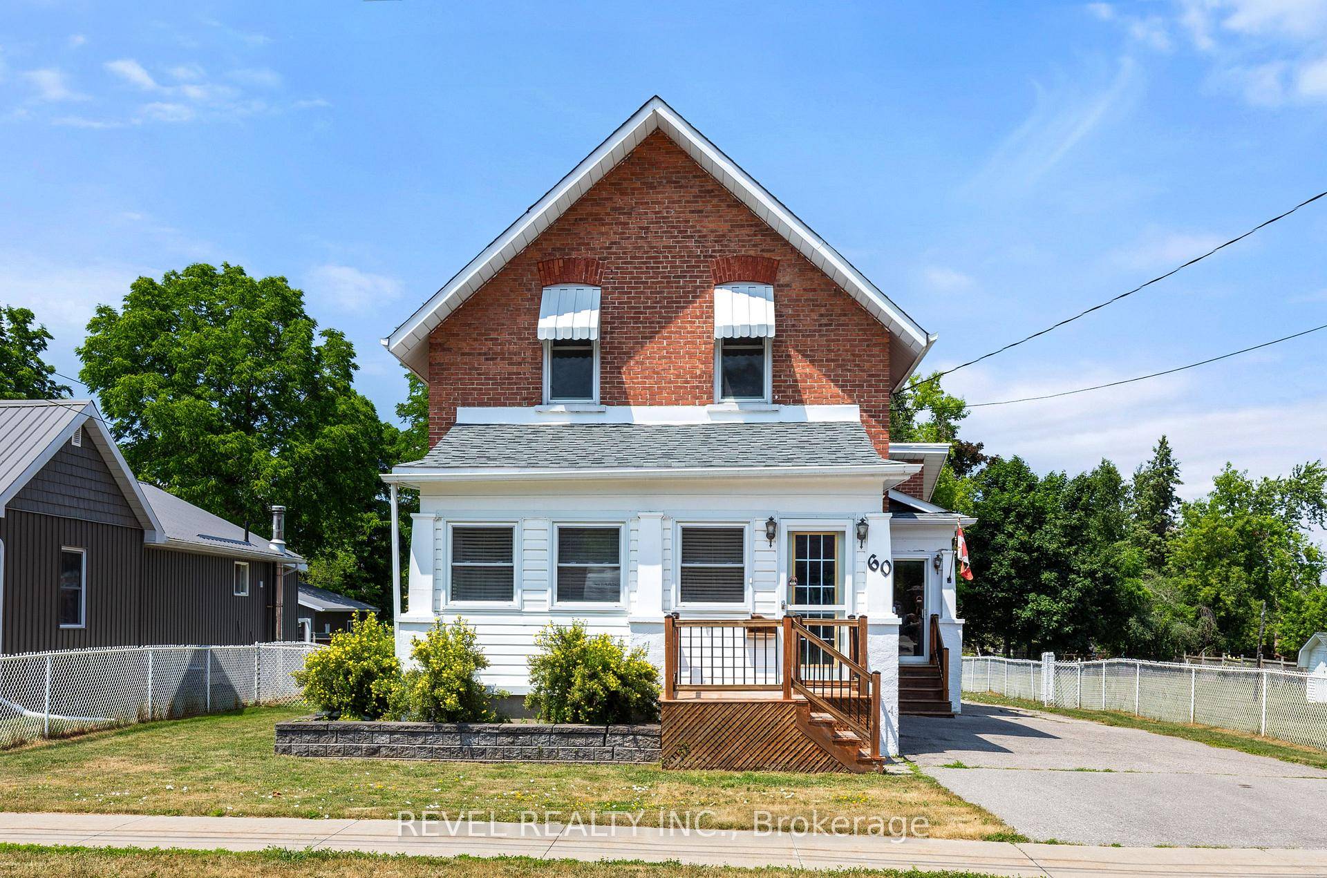 Charming Century Home in the Heart of Lindsays North WardWelcome to this beautifully maintained 2 bathroom century home, nestled on a spacious 54 x 198 ft fenced lot.