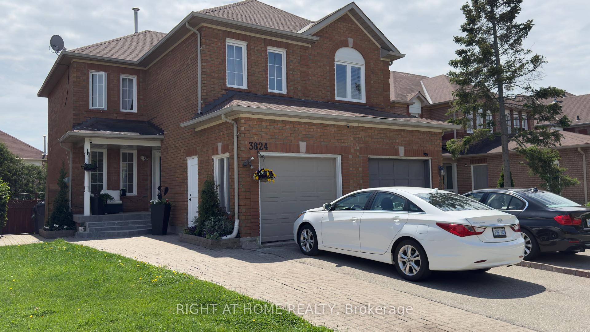 Spacious three bedrooms three full washrooms semi detached, in high demand Legar Neighbourhood.