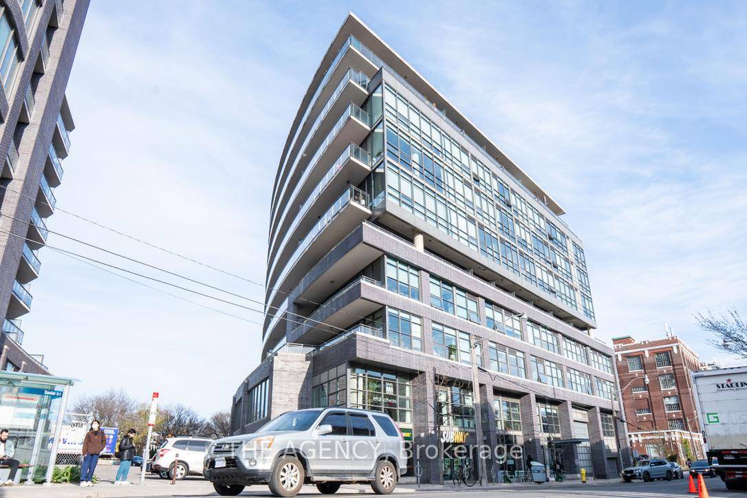 Welcome to Worklofts ! Experience the best of Leslieville living in this sun filled, boutique loft at the corner of Carlaw amp ; Dundas.