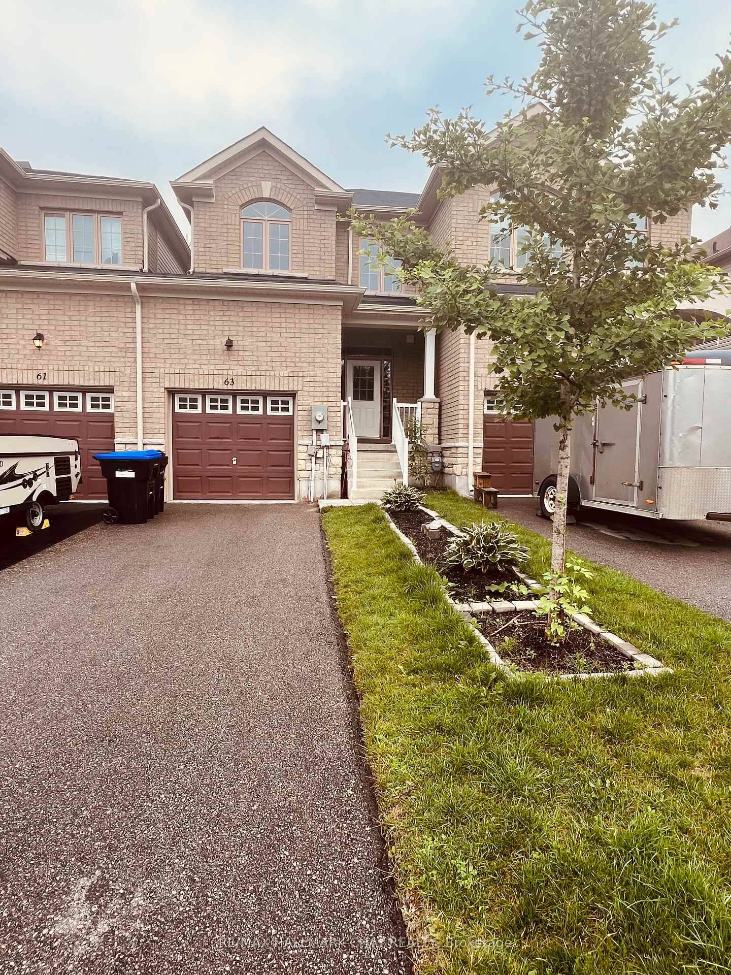 Turn Key townhome ! This captivating residence showcases a luminous and expansive layout, boasting over 1600 square feet of living space adorned with stunning laminate and ceramic flooring.