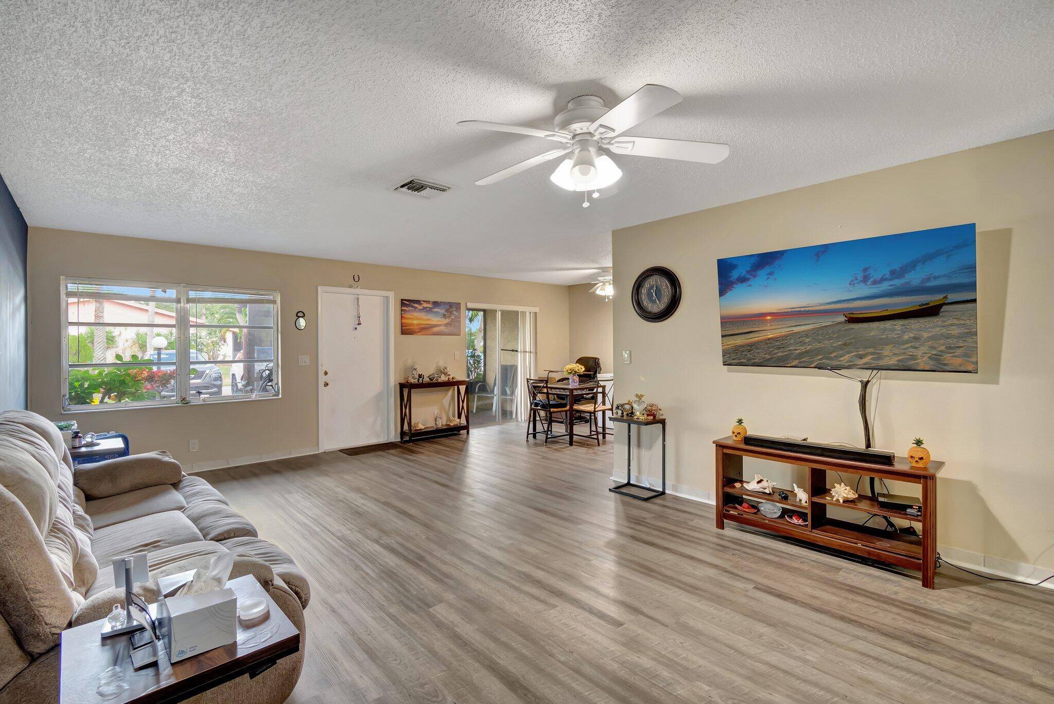 Welcome to this beautifully maintained 2 bedroom, 2 bathroom villa located in the highly sought after 55 community of Delray Villas.