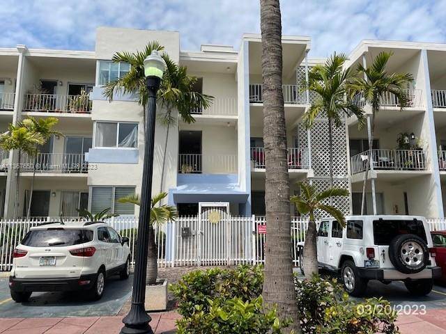 Located in the heart of Miami Beach, this condo puts you right in the action.