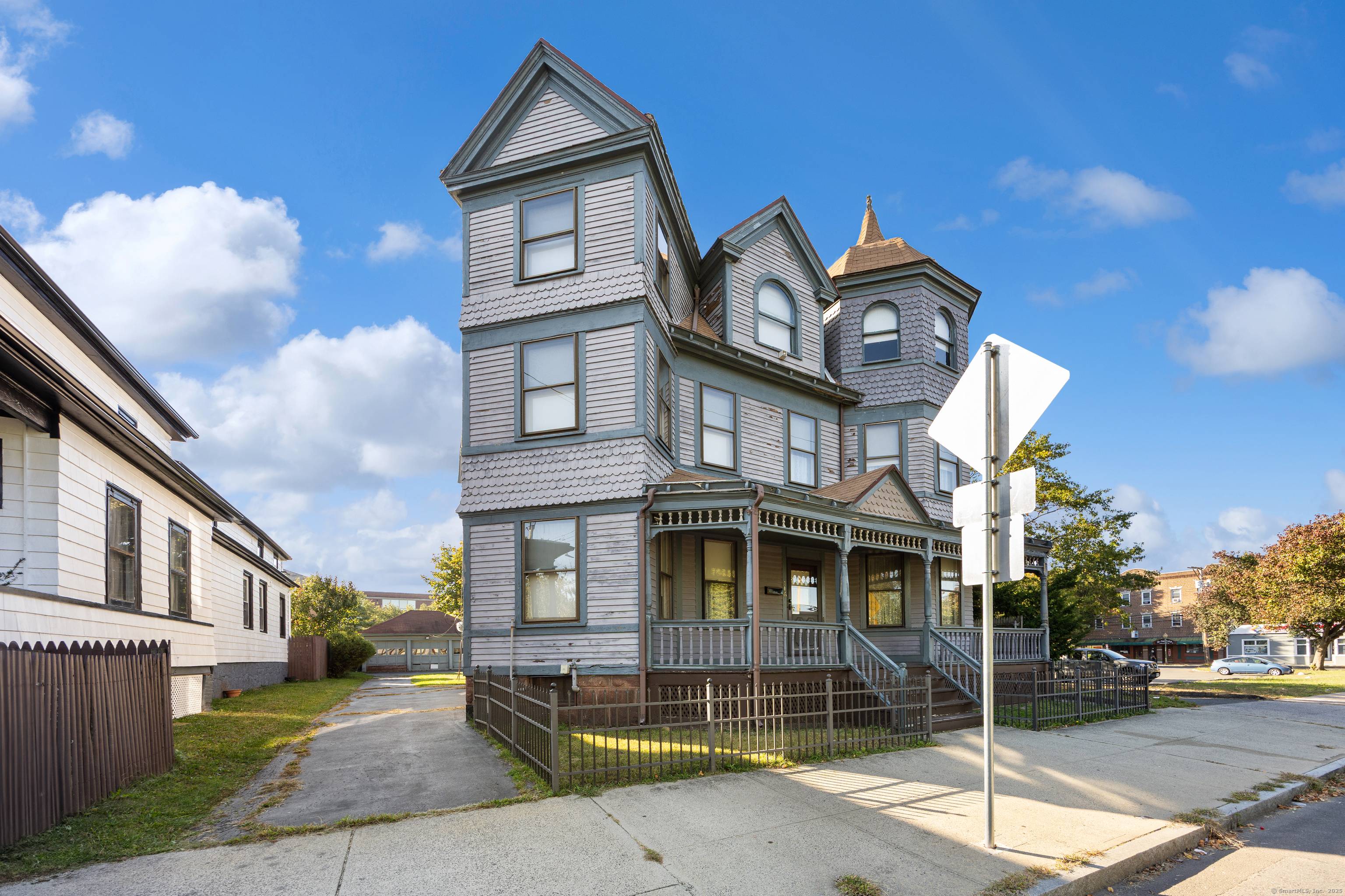 Charming Home in a Thriving East Pearl Street Neighborhood Just Minutes to Downtown New Haven !