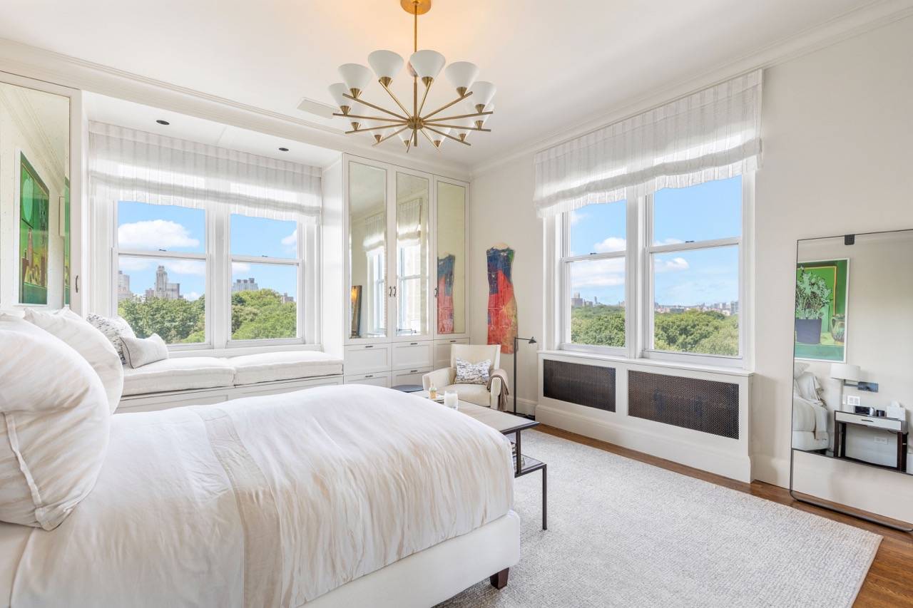 5th Avenue Gem located in the heart of Carnegie hill.