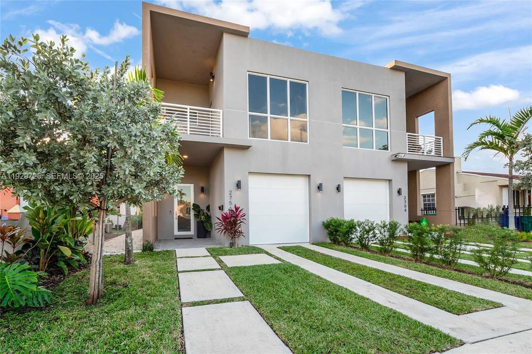 Beautiful modern 4 3. 5 townhouse style residence in the heart of Miami !