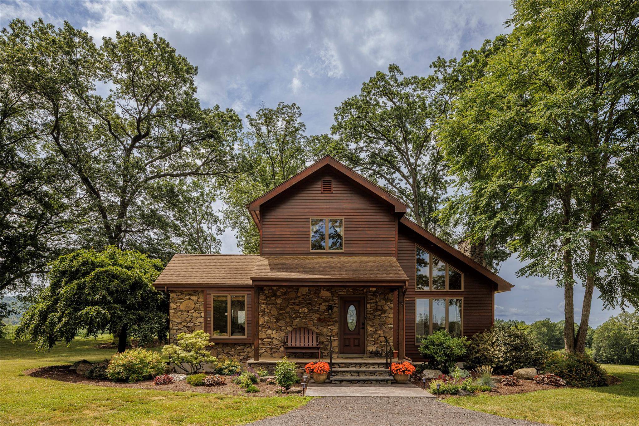 Equestrian Hideaway ! Welcome to Long View Farm amp ; Stables, a private stable and farm compound just minutes from downtown Hudson, NY and an easy trailer to riding venues ...