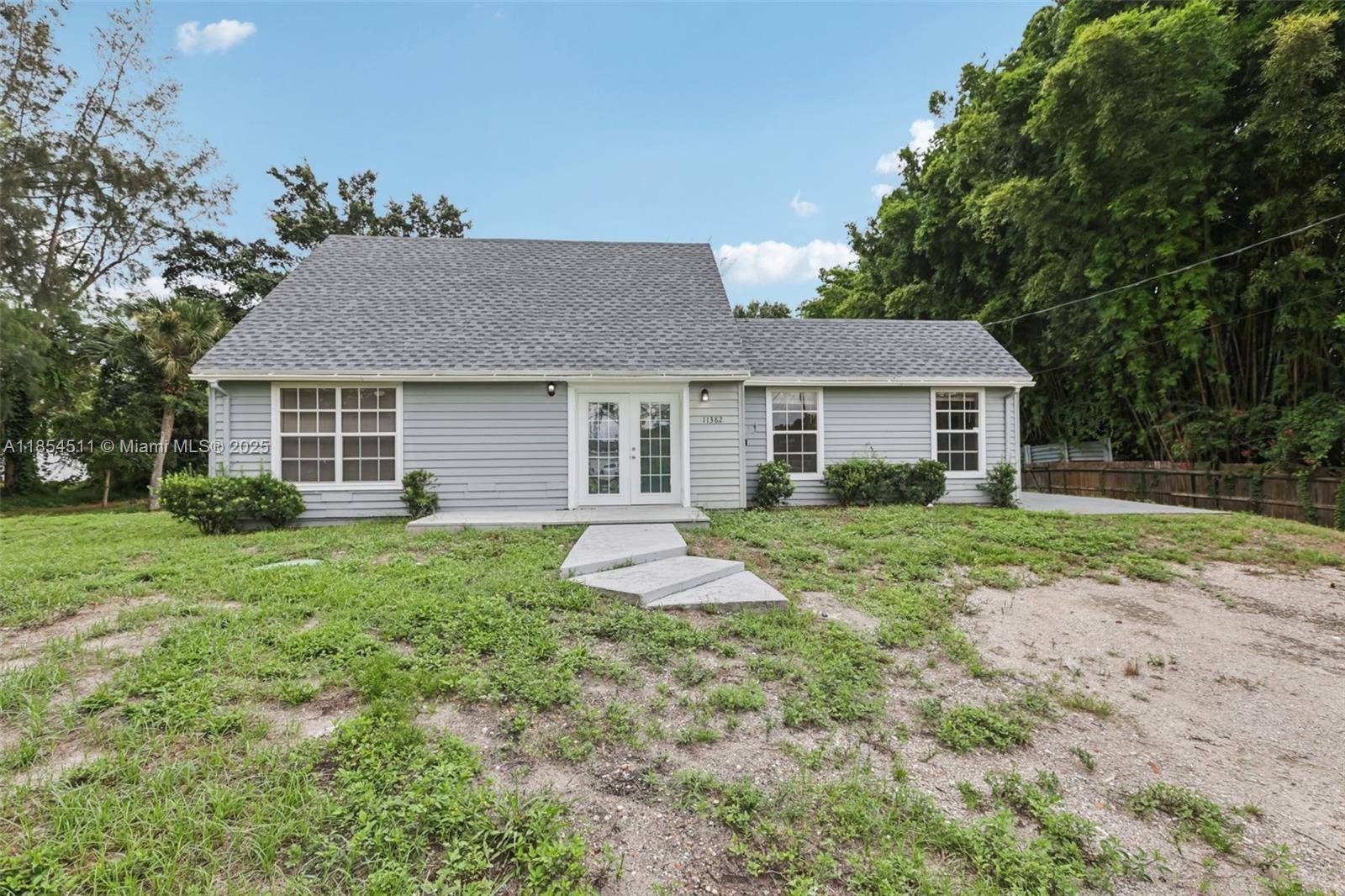 Beautiful 4BD 3BA large lot home in The Acreage with no HOA !