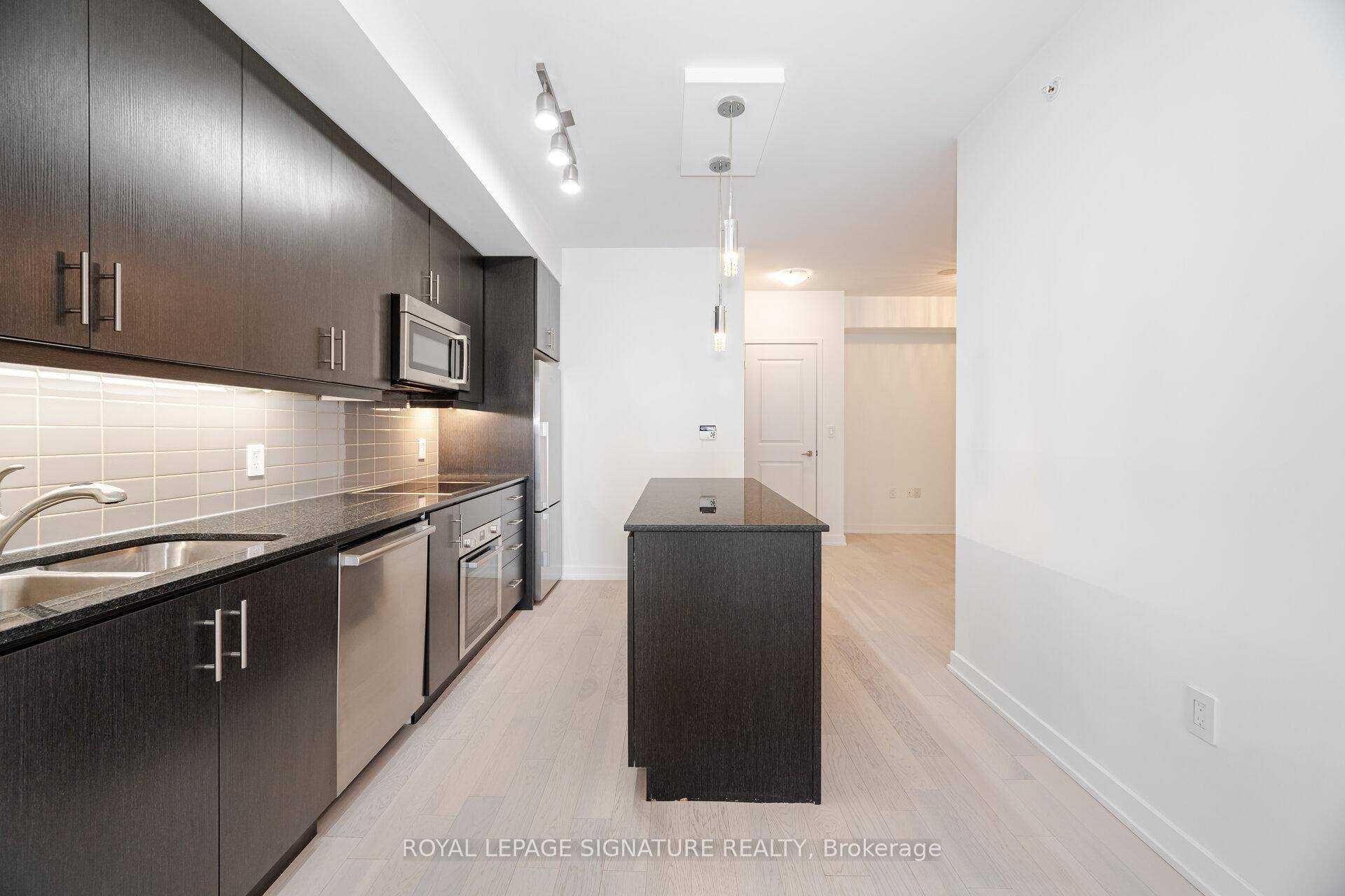 Welcome Home To This Beautiful 1 1 Suite in Backstage on the Esplanade.