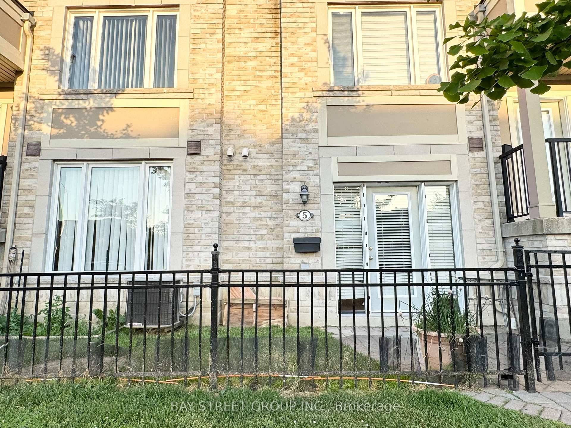 Well maintained, bright 1 bedroom, 1 bathroom above ground condo townhouse in highly desirable Churchill Meadows.