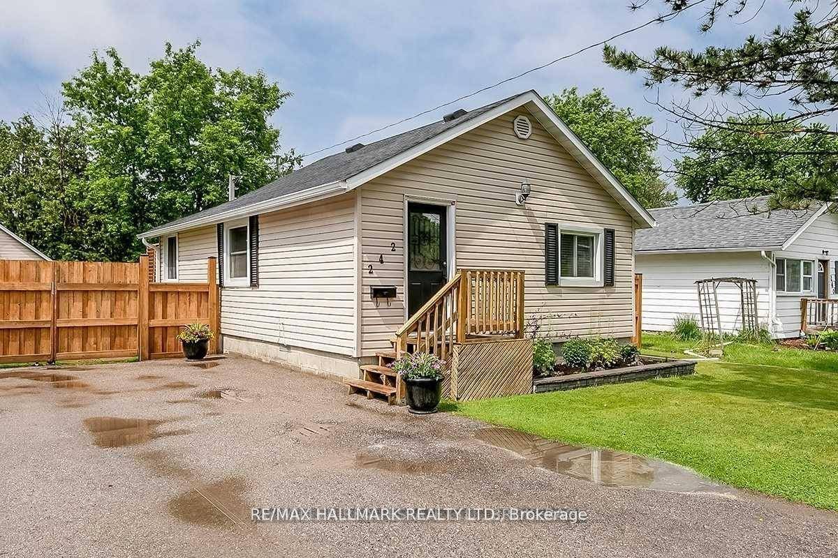 Charming amp ; Inviting Detached Bungalow Minutes From Lake Simcoe !