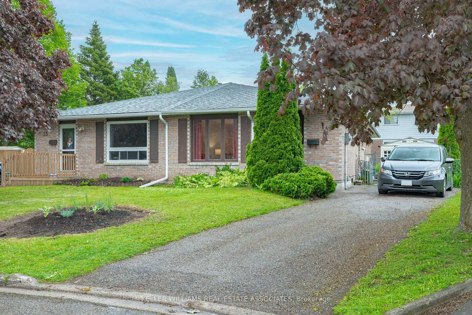 Discover this beautiful semi detached bungalow, located on a child safe court in the desirable North Ward of Lindsay, just minutes to schools, parks, and shops.