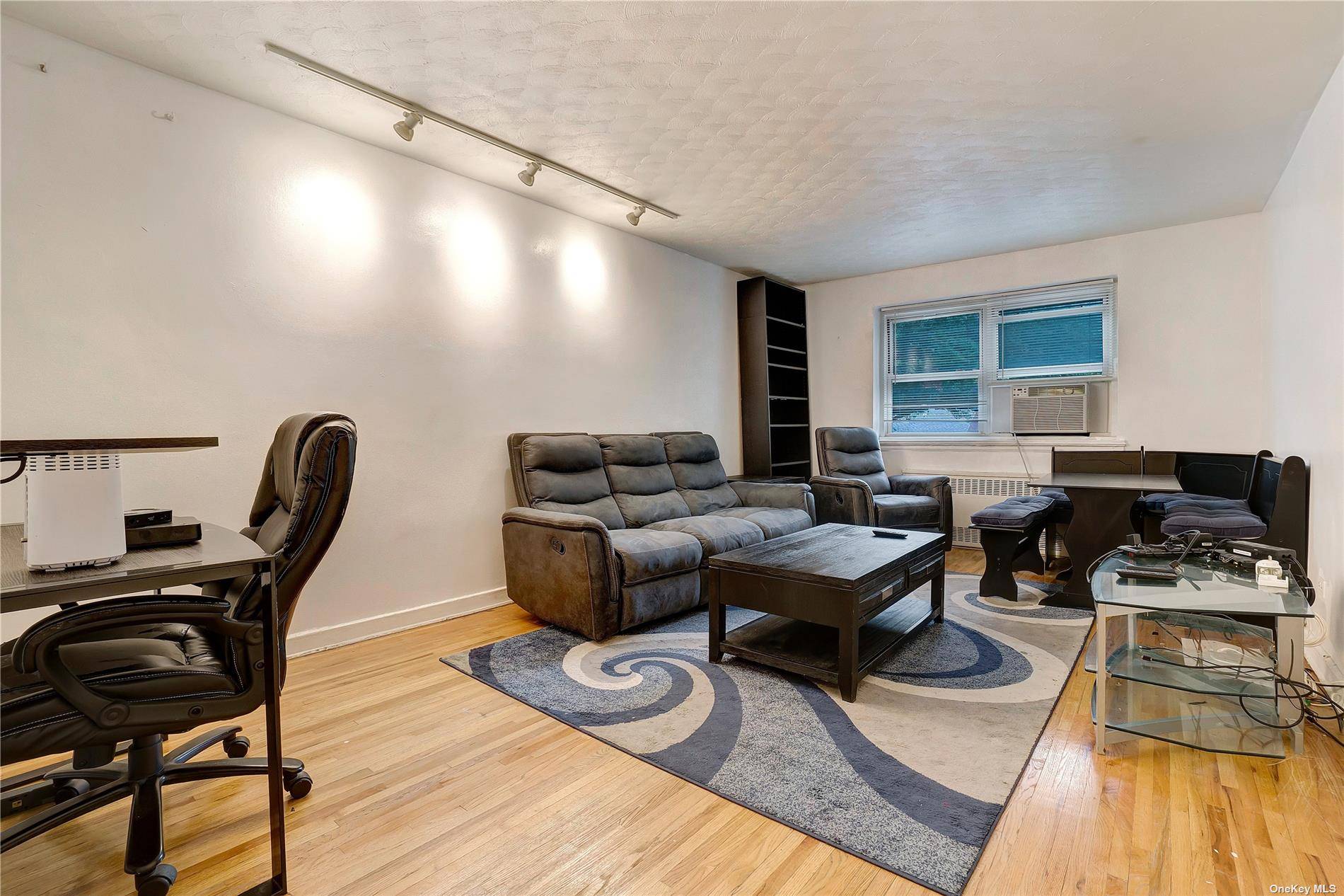 Beautiful Bright 1Br Apt in Co op Building !