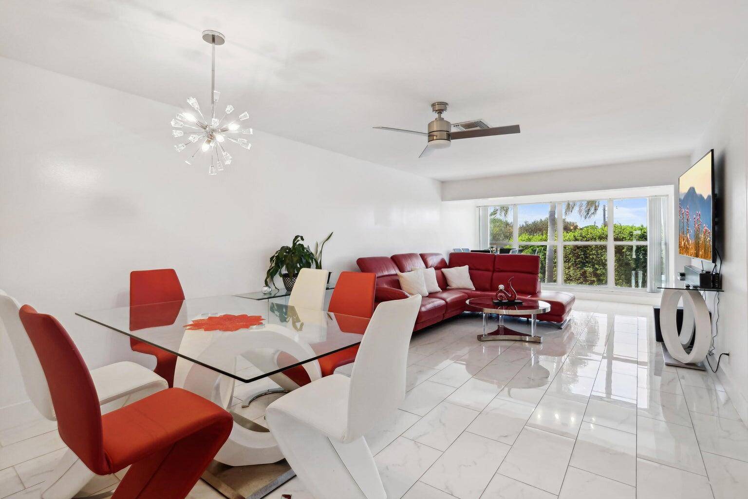Spectacular remodeled corner unit, just minutes away from the beach, top restaurants, and entertainment !