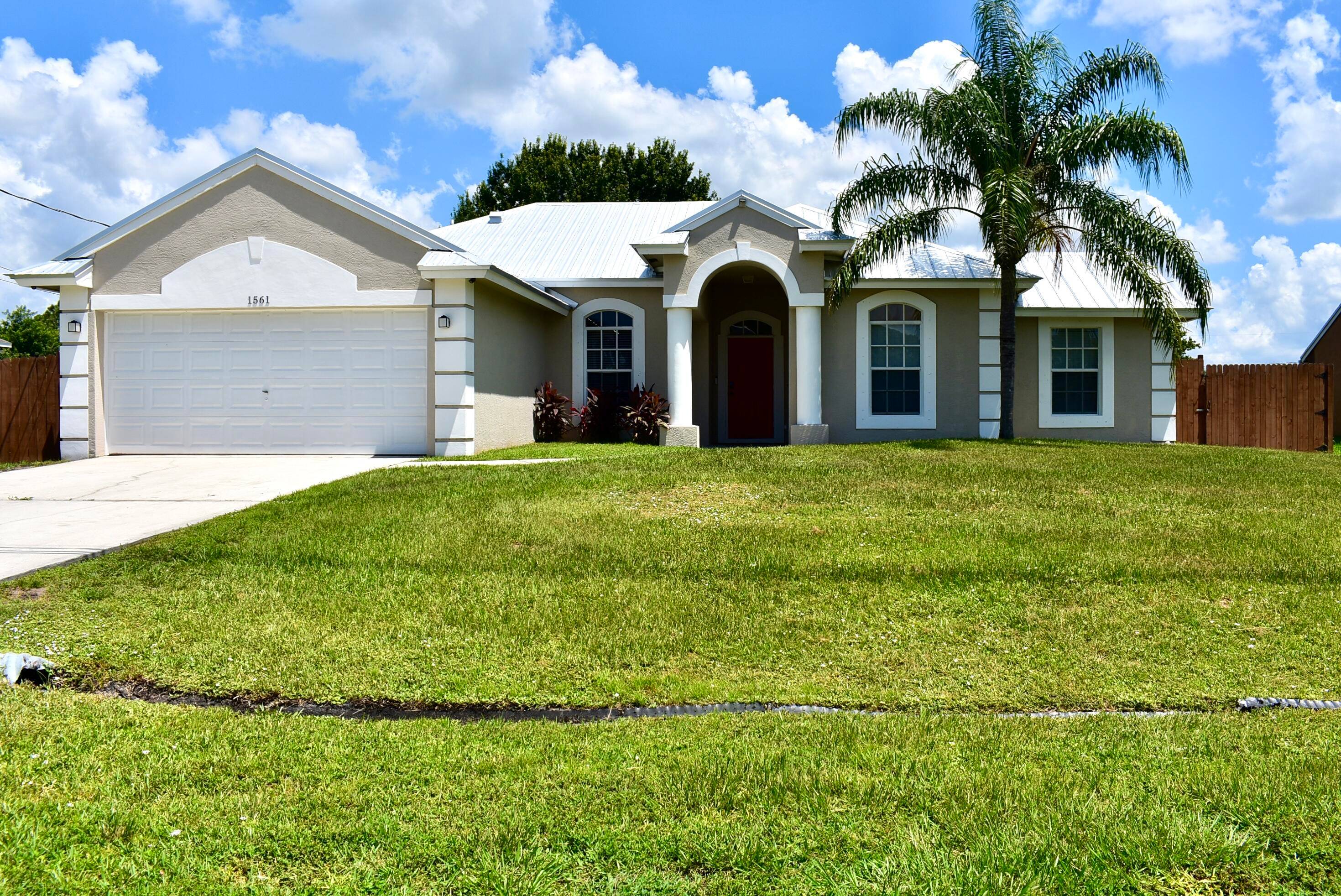 Beautiful CBS home with a multigenerational layout perfect for guests, in laws, or flexible living needs !