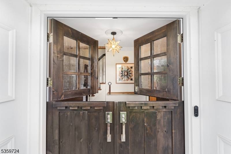 Gracious Colonial Living in a Peaceful Cul de Sac Setting !
