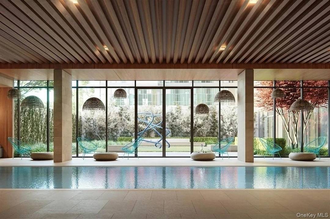 An impeccable studio unit in Galerie, a full service condominium building in the heart of Long Island City.