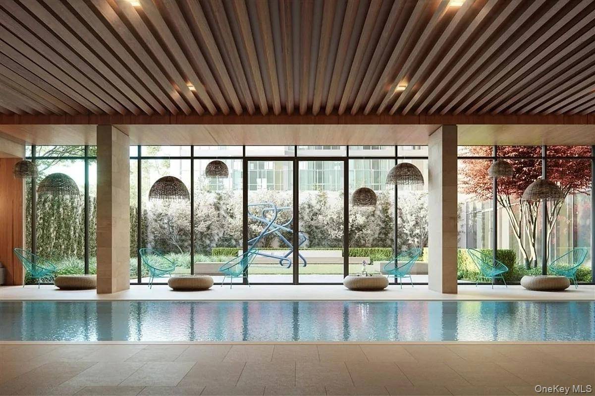 An impeccable studio unit in Galerie, a full service condominium building in the heart of Long Island City.