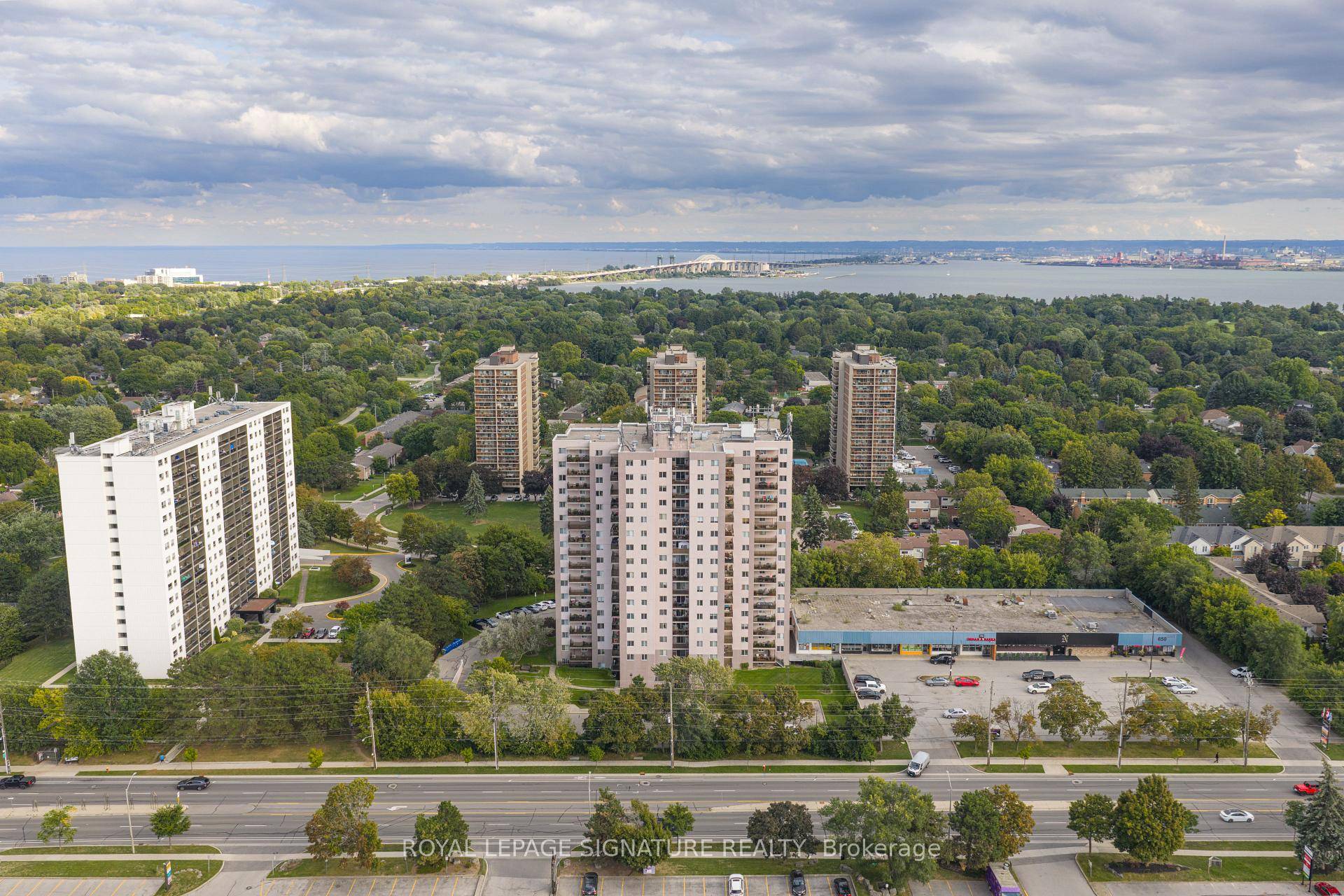 Welcome to Unit 1608 at 975 Warwick Court !