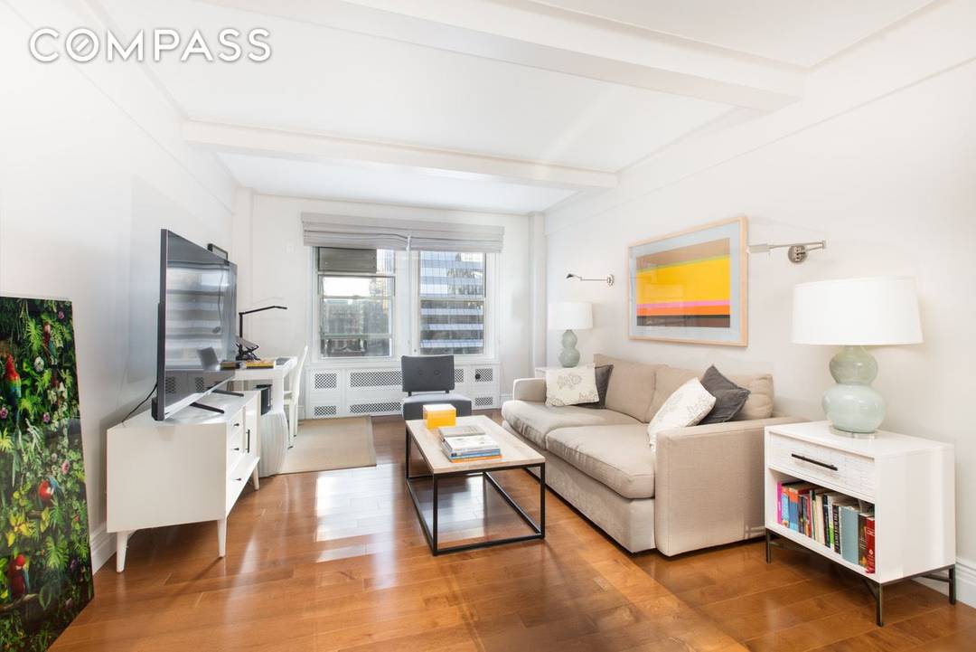 Welcome to your urban oasis at 433 W 34th St, nestled in a distinguished highrise co op in the Hudson Yards Manhattan West area This exquisite 1 bedroom, 1 bathroom ...