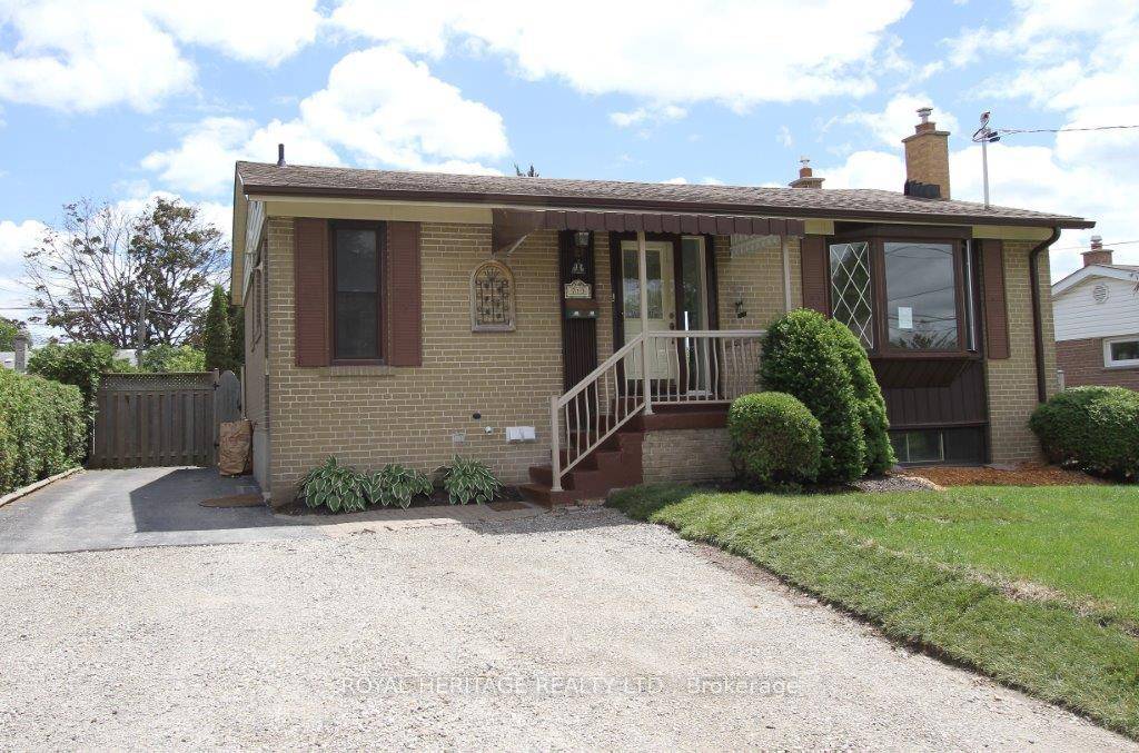 Bright and well maintained 2 bedroom upper legal apartment offering over 1000 sq ft of living space in a fantastic Whitby neighbourhood.