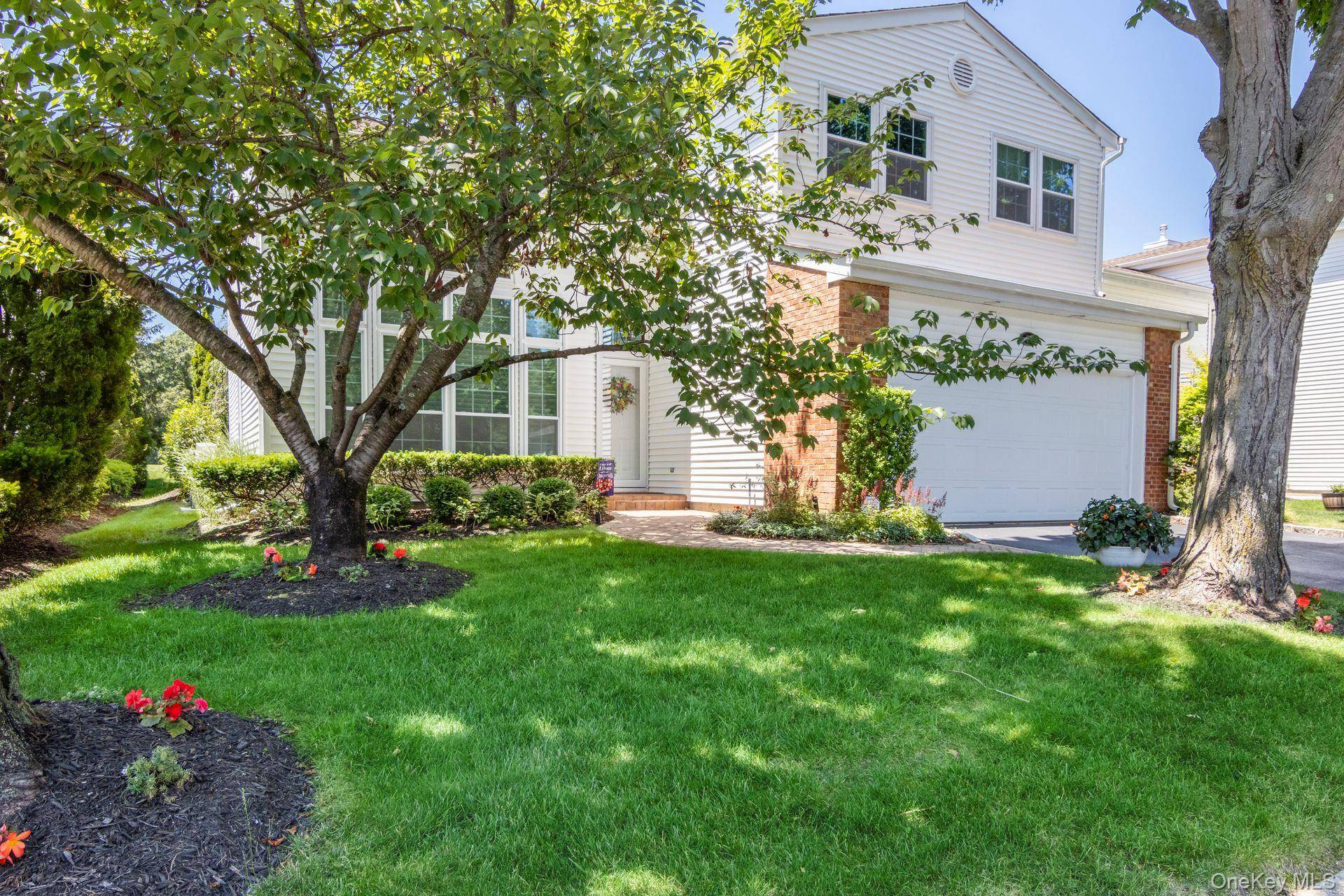 Luxury Living in a Premier Gated Golf amp ; Country Club Community SELLERS PAY THE SOCIAL MEMBERSHIP FEE FOR FIRST YEAR !
