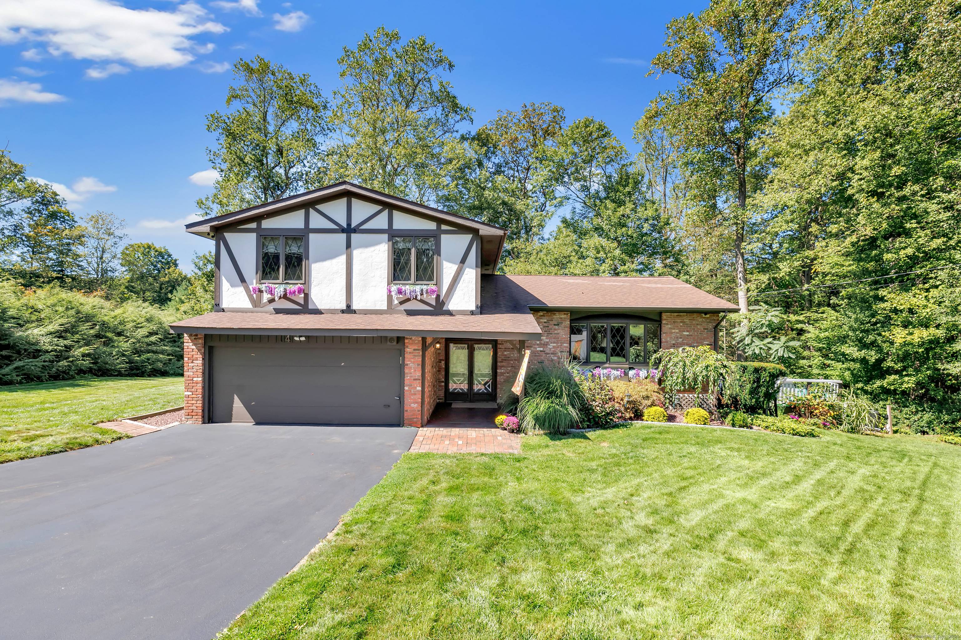 This beautifully maintained 3 bedroom, 2.