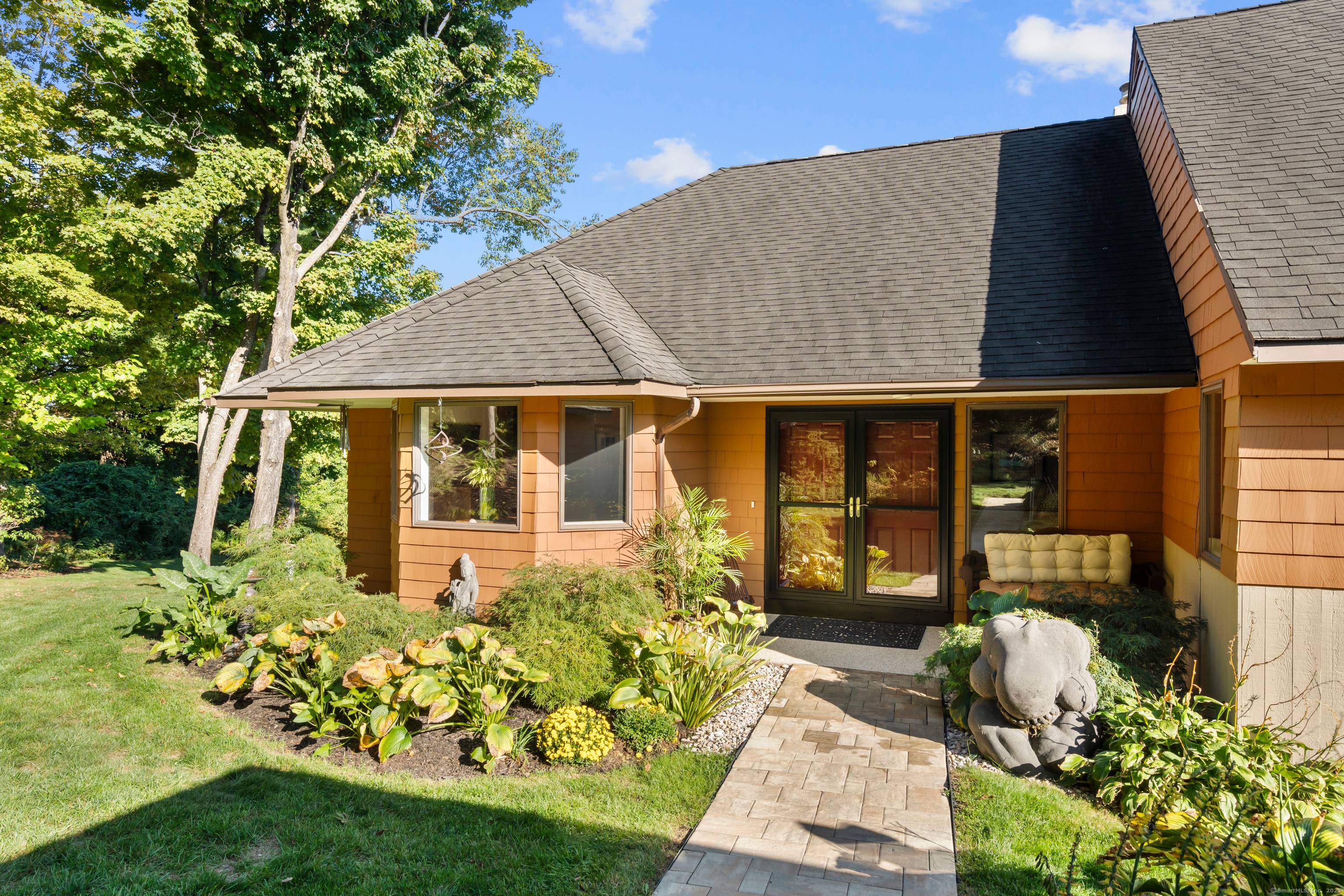 This unique and stunning end unit located in the picturesque Balbrae complex epitomizes luxury living !