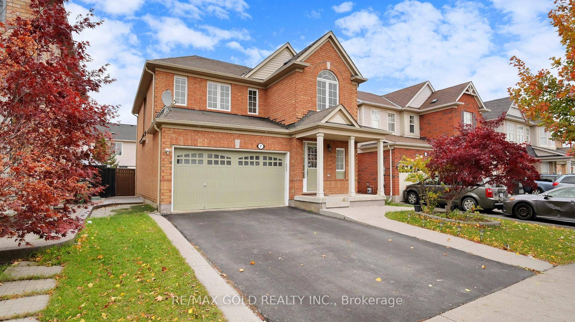 Stunning Luxury Detached 6 Bedroom, 4 Bathroom Home in Desirable Credit Valley !