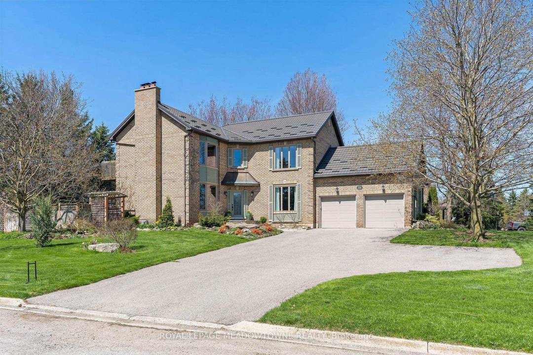 Elegant executive home in sought after Wildwood Estates, set on a stunning 1 2 acre lot in the charming hamlet of Glen Williams.
